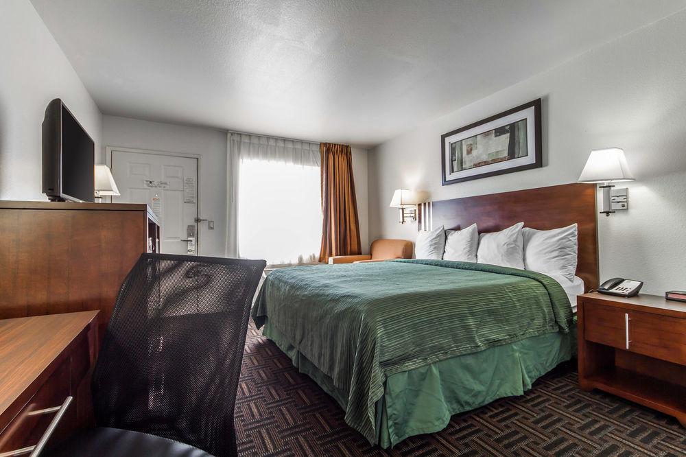 Quality Inn Fresno Near University Exterior photo