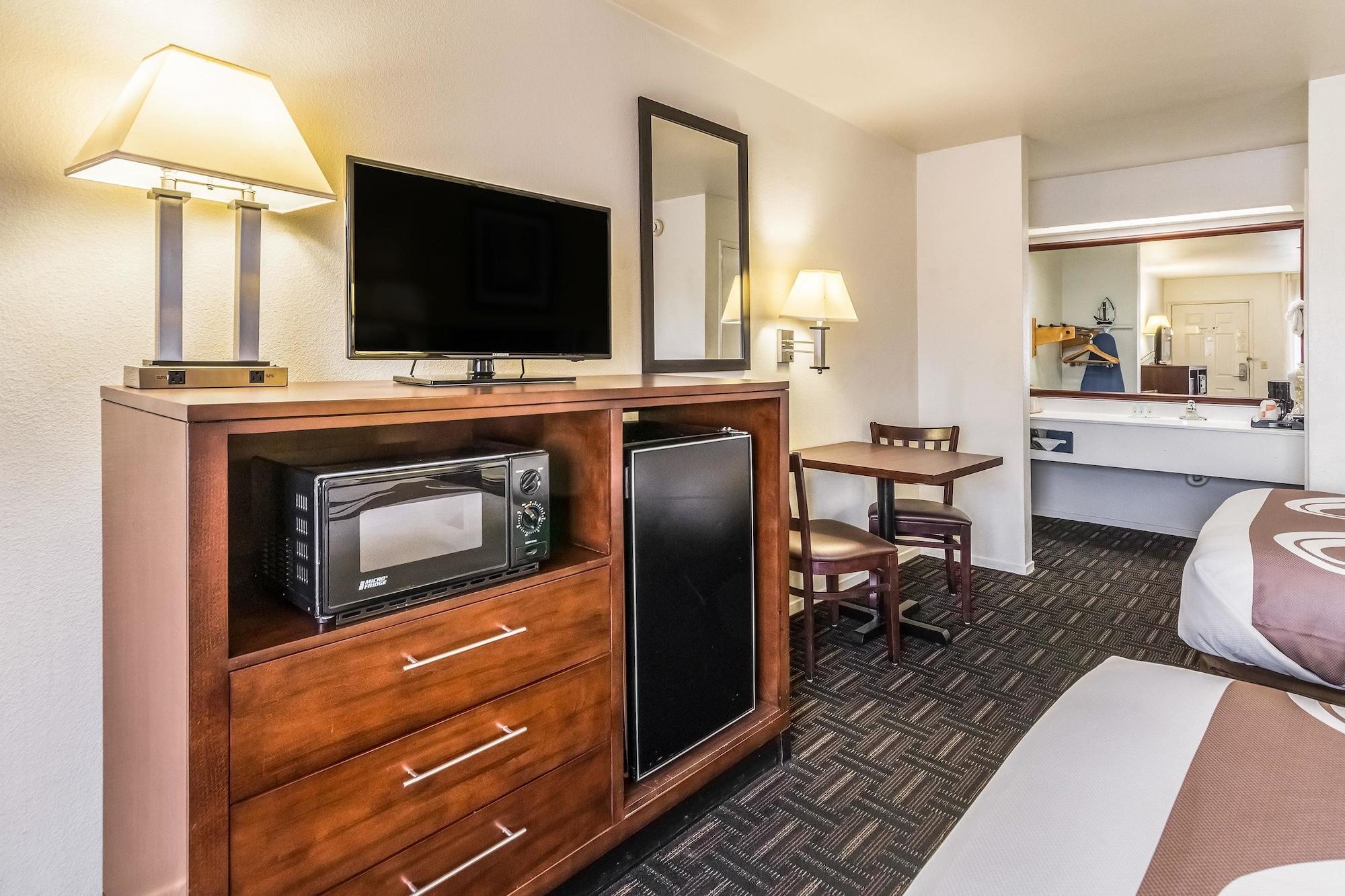 Quality Inn Fresno Near University Exterior photo