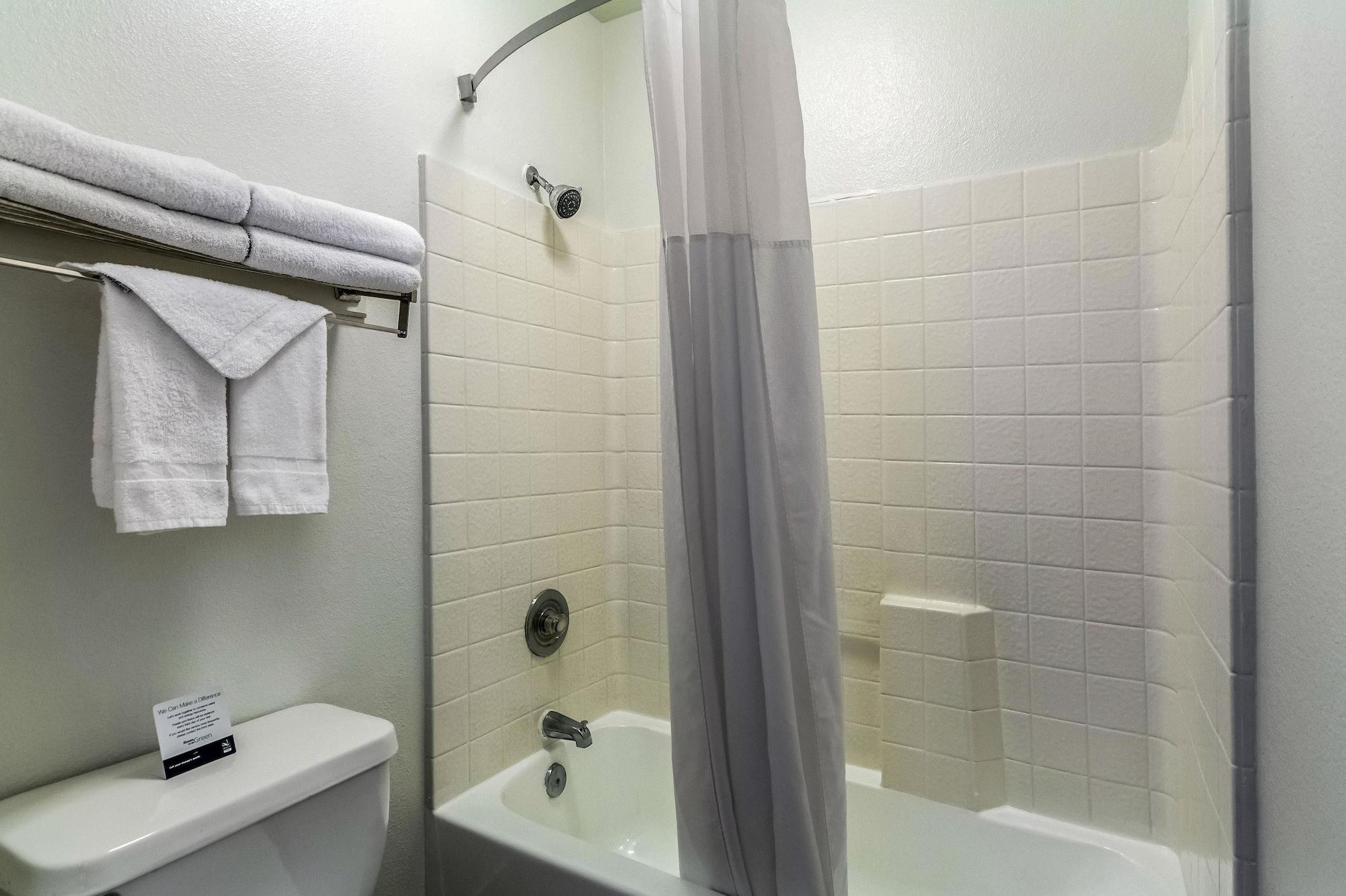 Quality Inn Fresno Near University Exterior photo