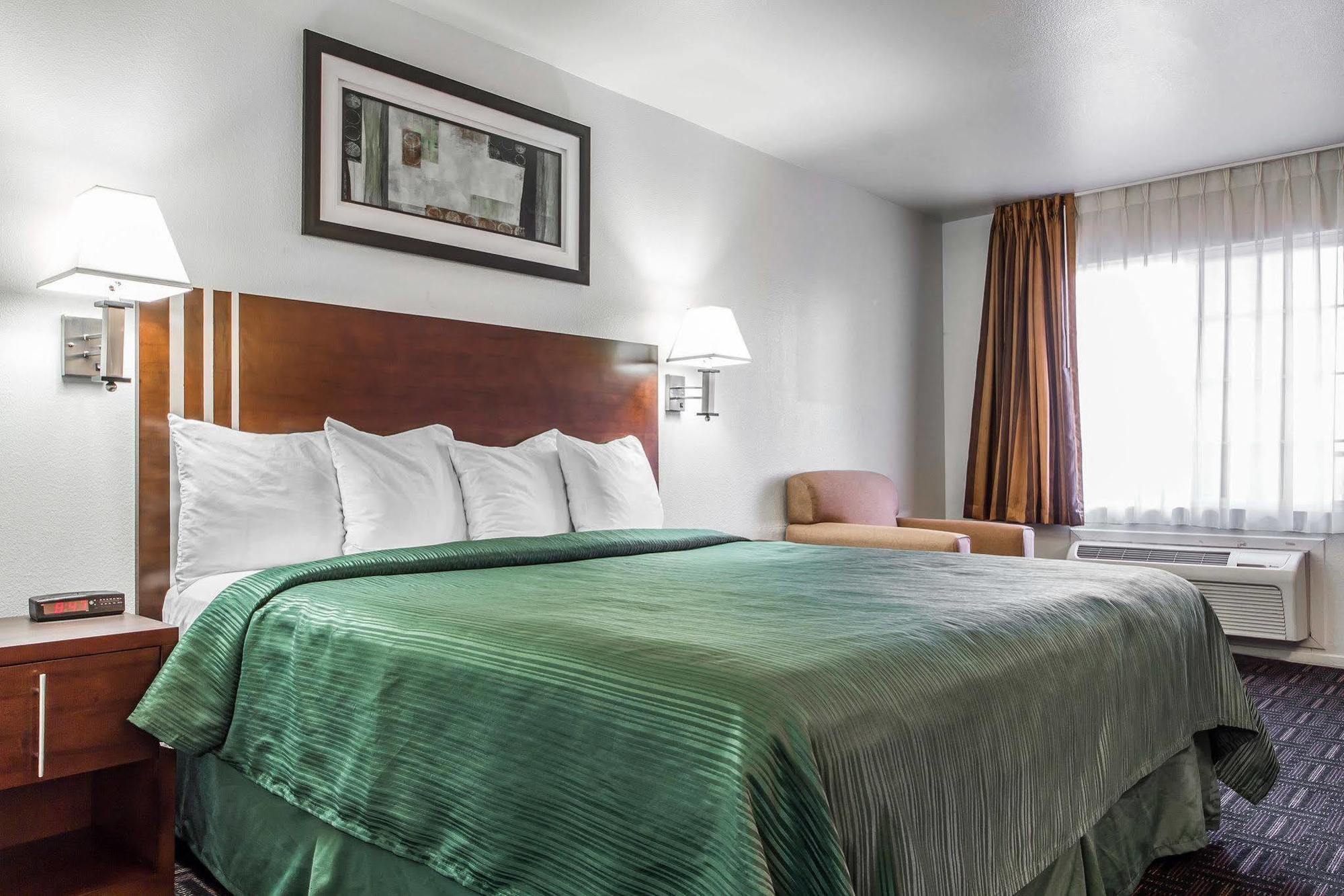 Quality Inn Fresno Near University Exterior photo