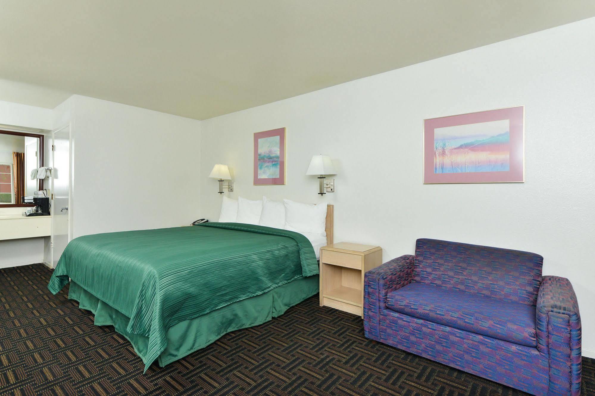 Quality Inn Fresno Near University Room photo