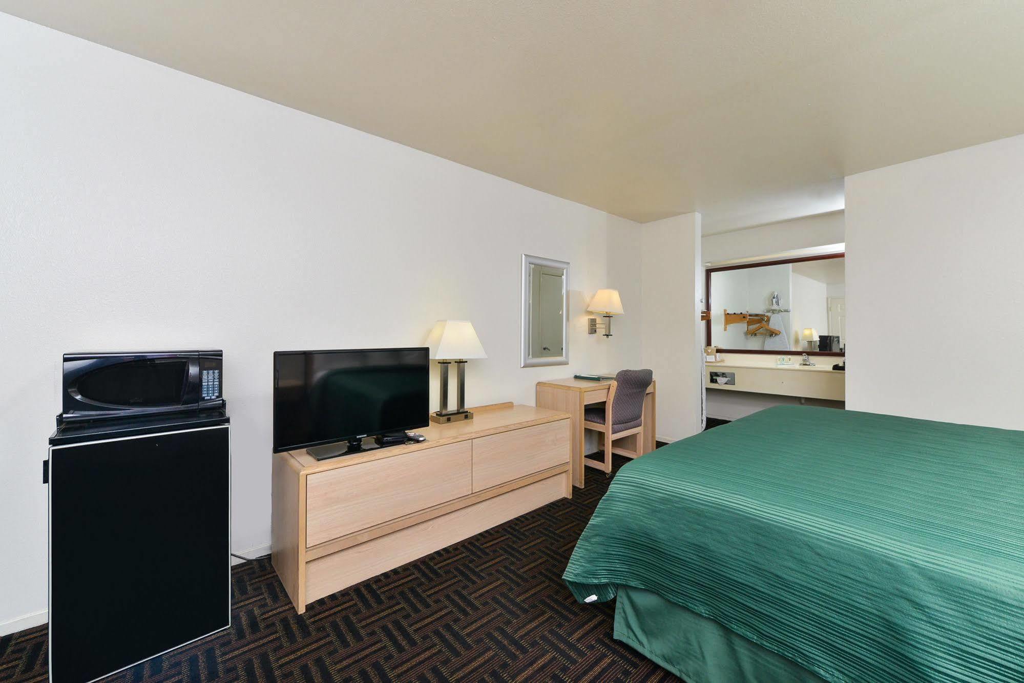 Quality Inn Fresno Near University Exterior photo