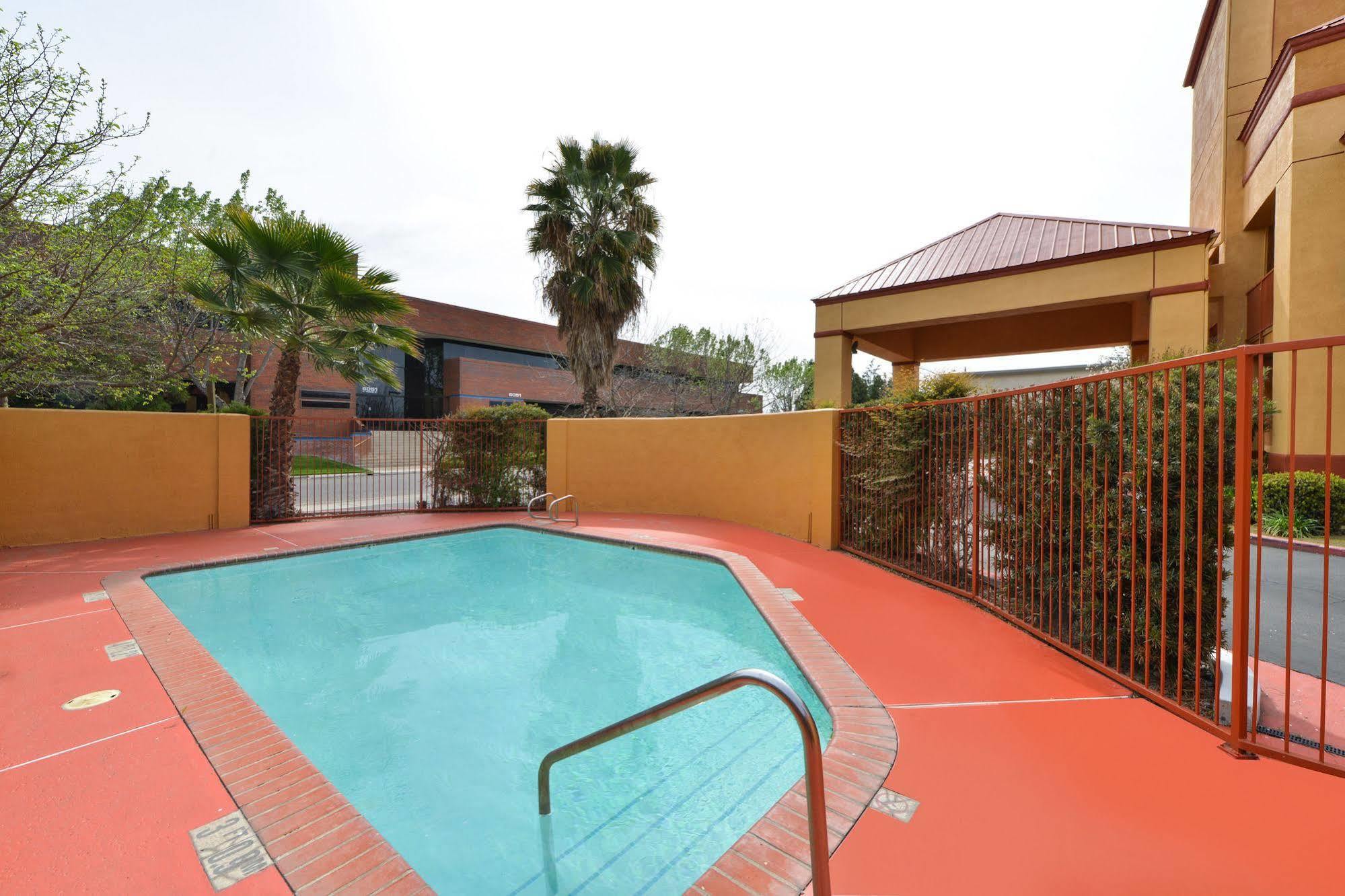 Quality Inn Fresno Near University Exterior photo