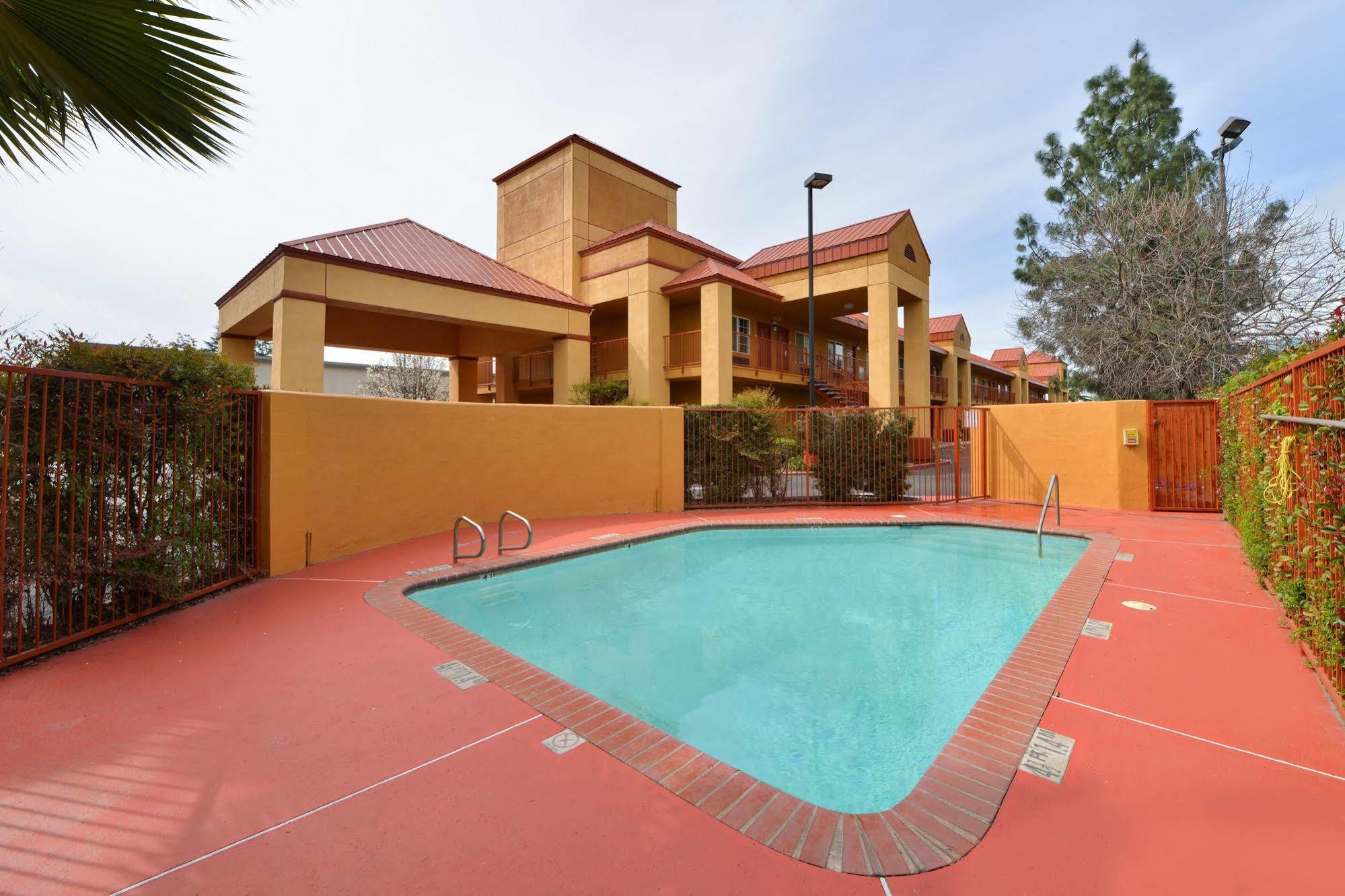 Quality Inn Fresno Near University Exterior photo