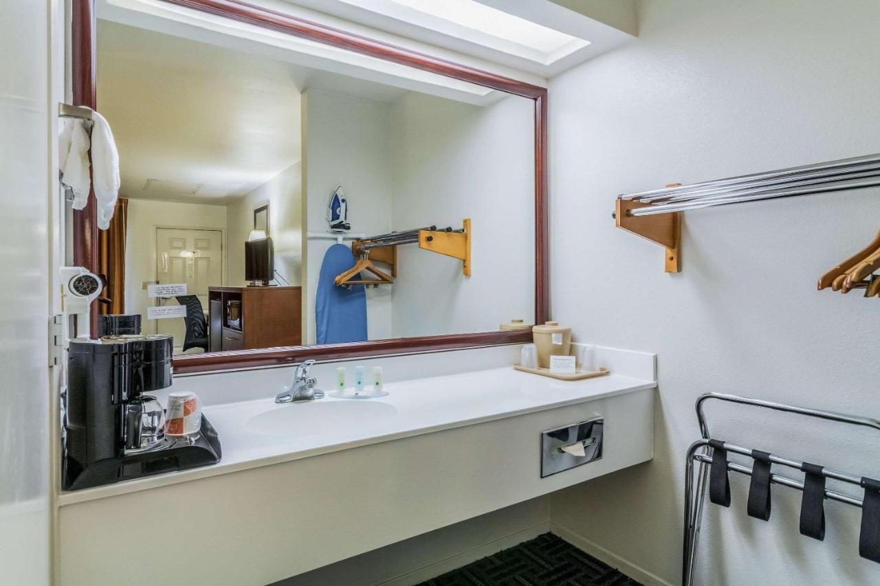 Quality Inn Fresno Near University Exterior photo